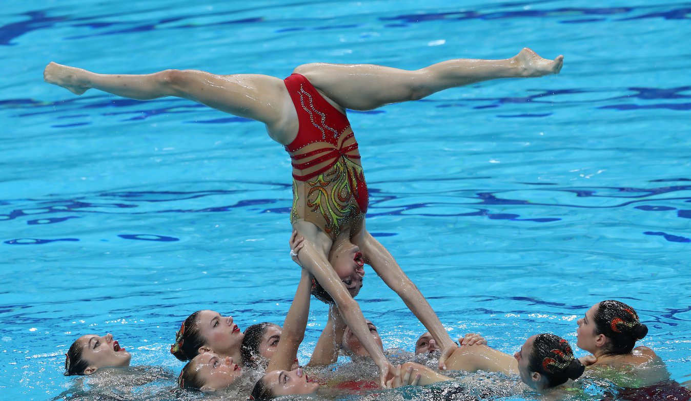 Os nadadores artísticos júnior russos levam tudo em Budapeste no º Campeonato Mundial Júnior