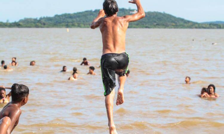 Banhistas aproveitam praias de Porto Alegre mesmo com Guaíba mais